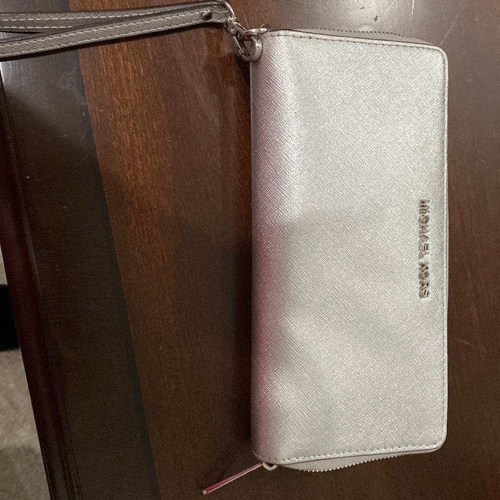 Kors wallet